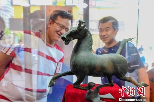 甘肅省博物館將榮登《國家寶藏》的文物銅奔馬和人頭形器口彩陶瓶搬到了絲路如意餐廳，讓顧客在餐廳內(nèi)就能近距離的和文物面對(duì)面。　鐘欣 攝