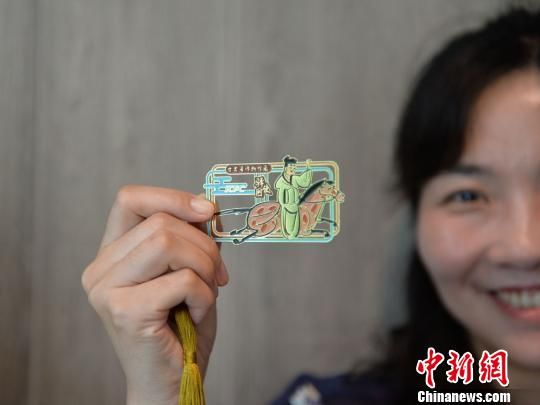 絲路主題餐廳內(nèi)推出的文創(chuàng)產(chǎn)品?！＄娦?攝
