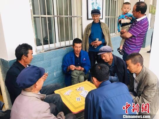 圖為老年人“興趣驛站”中的棋牌組。　艾慶龍 攝