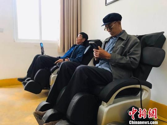 袁家壩村老年人使用按摩椅。　艾慶龍 攝
