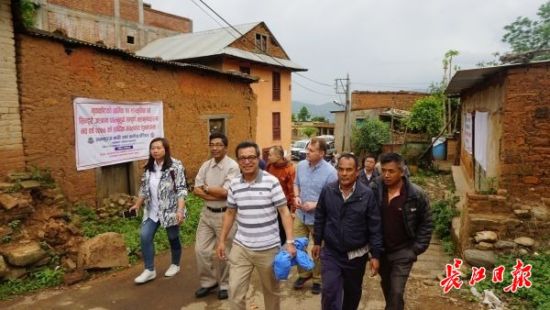 在尼泊爾，武漢市土地利用和城市空間規(guī)劃研究中心設計團隊現(xiàn)場踏勘。(武漢市土地利用和城市空間規(guī)劃研究中心 供圖)