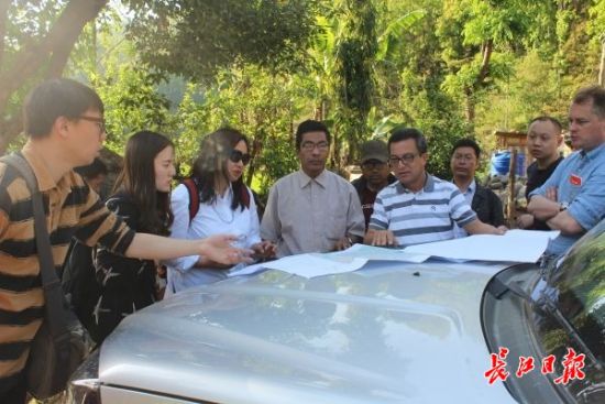 在尼泊爾，武漢市土地利用和城市空間規(guī)劃研究中心設計團隊現(xiàn)場踏勘。(武漢市土地利用和城市空間規(guī)劃研究中心 供圖)