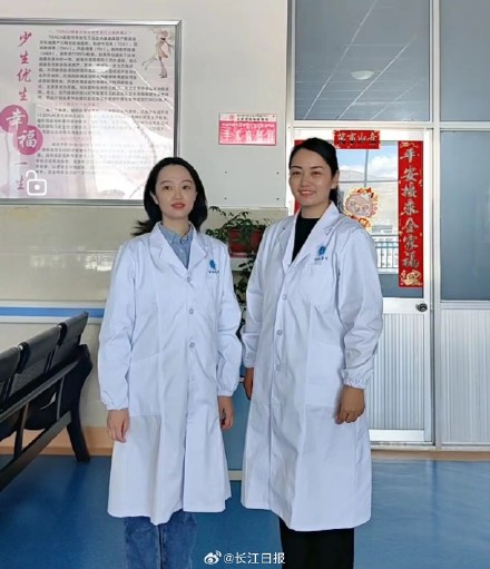 “有醫(yī)生嗎？有人暈倒了！”武漢協(xié)和醫(yī)院援藏醫(yī)療隊(duì)員聽到呼救就沖了上去