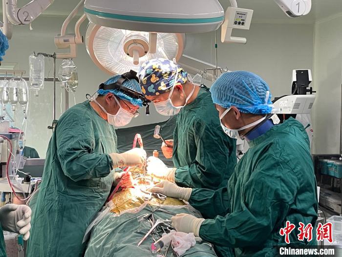 圖為在北京援藏醫(yī)療隊專家指導(dǎo)下，多項新技術(shù)使用到脊柱疾病的手術(shù)中。(資料圖) 拉薩市人民醫(yī)院脊柱外科供圖
