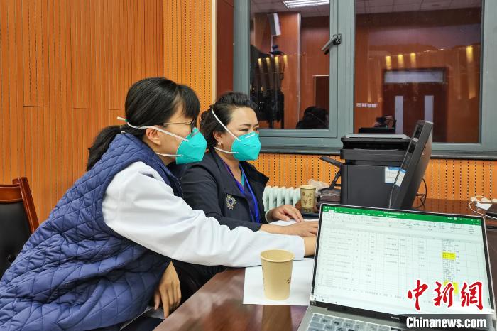 8月9日，楊蘇喬(左)在拉薩方艙醫(yī)院指揮部讀取艙內(nèi)患者胸部CT?！∈茉L者供圖