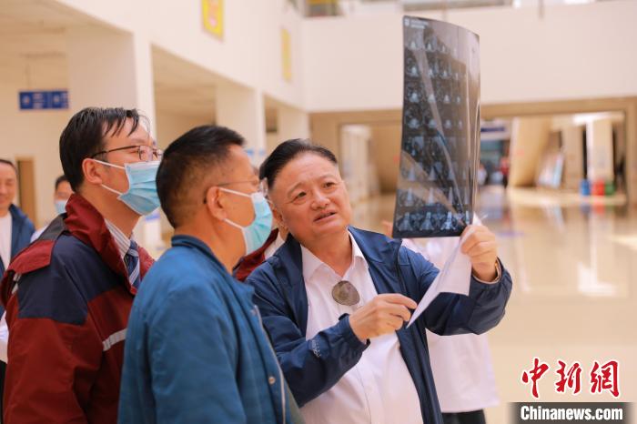上海專家們采用“一對一”指導(dǎo)等方式，帶動日喀則市人民醫(yī)院科室、醫(yī)生業(yè)務(wù)水平的提升。　上海交大醫(yī)學(xué)院供圖