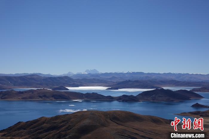 圖為從海拔約5000米的魯日拉觀景臺俯瞰羊湖?！∪轿木?攝