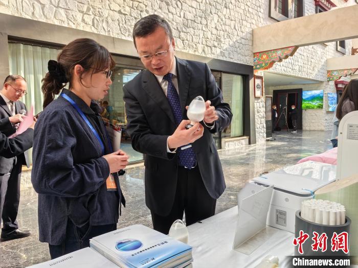圖為簽約企業(yè)現(xiàn)場推介自己的產(chǎn)品?！≮w延 攝