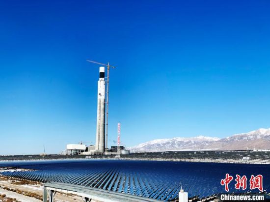 圖為地處柴達木盆地的光伏電站。　孫?！z
