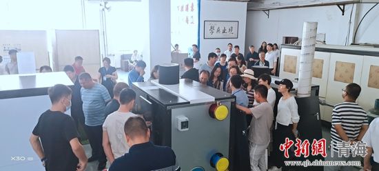 圖為行業(yè)內(nèi)人員進行項目參觀。 活動主辦方供圖