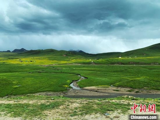 自2005年啟動(dòng)三江源生態(tài)保護(hù)和建設(shè)工程以來，果洛州共治理黑土灘315.11萬畝，使果洛州生態(tài)環(huán)境15年來得到明顯好轉(zhuǎn)。　孫睿 攝