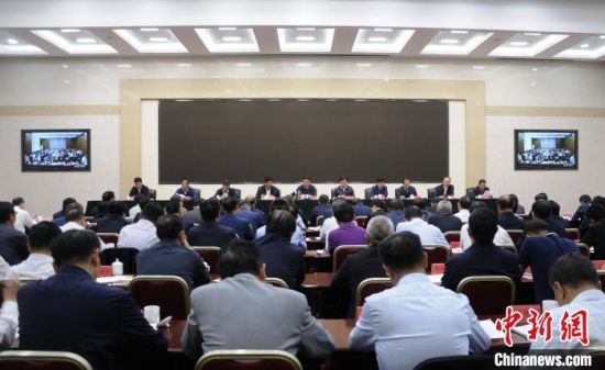  圖為青海省生態(tài)環(huán)境保護警示教育大會現(xiàn)場?！?zhí)砀！z 　　
