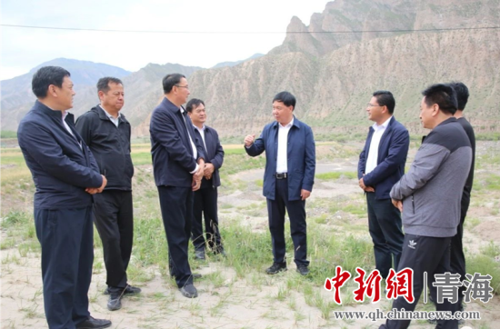 圖為黃南州有關(guān)領(lǐng)導(dǎo)現(xiàn)場踏勘、督導(dǎo)生態(tài)環(huán)保責(zé)任落實情況現(xiàn)場。黃宣攝