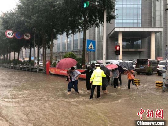 8月28日，青海省東部出現(xiàn)強(qiáng)降水天氣過程，其中西寧地區(qū)出現(xiàn)入汛以來雨量最大、強(qiáng)度最大的強(qiáng)降水過程。西寧交警供圖