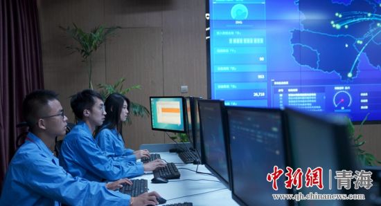 圖為國網(wǎng)青海電力大數(shù)據(jù)中心工作人員正在監(jiān)控綠電相關(guān)數(shù)據(jù)。王國棟攝