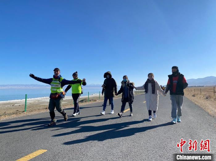 圖為徒步現(xiàn)場(chǎng)?！±罱瓕?攝