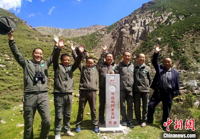 圖為管護(hù)員們難得的一次合影。受訪者供圖