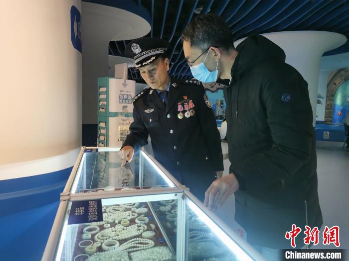 圖為森林警察為游客講解查獲這些象牙制品過程中發(fā)生的真實(shí)故事。　文思睿 攝