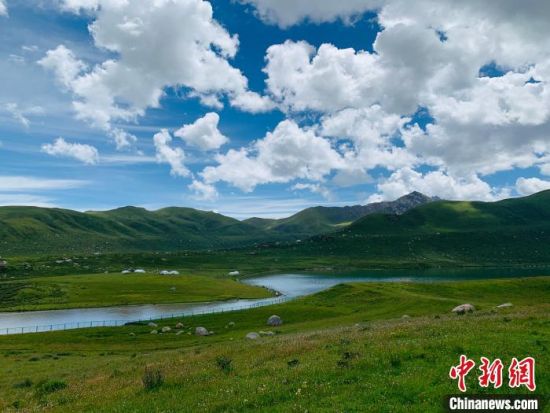 圖為果洛州境內(nèi)的年保玉則。（資料圖）　孫?！z