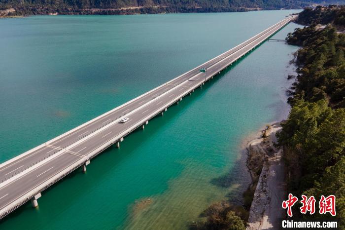 資料圖為西藏拉薩至林芝高等級公路多布湖風(fēng)光?！〗w波 攝