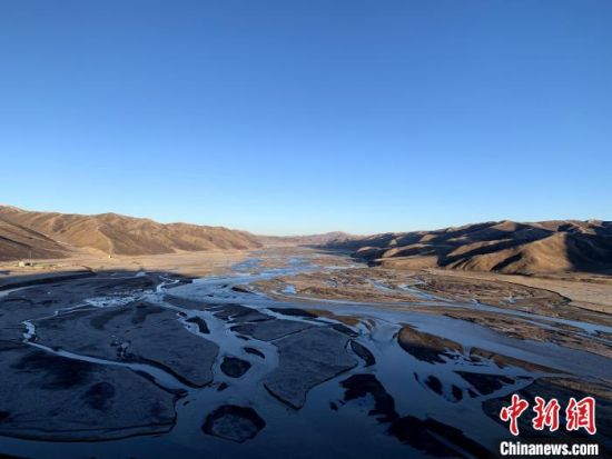 圖為三江源腹地，黃河流經(jīng)達日縣。（資料圖） 孫睿 攝 　　