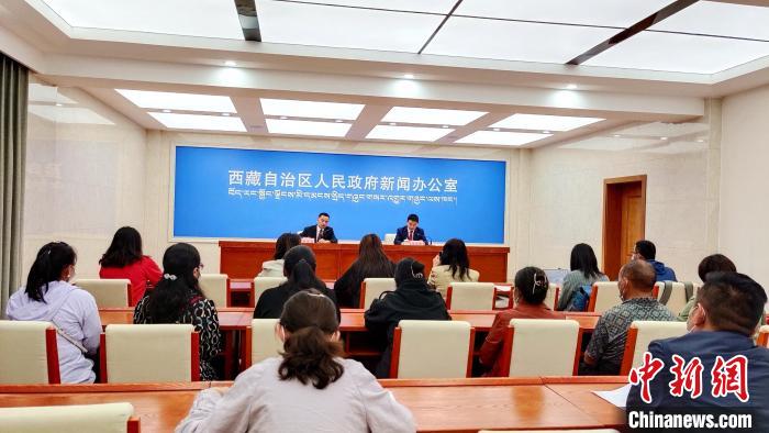 圖為西藏阿里地區(qū)在拉薩召開新聞發(fā)布會(huì)，發(fā)布西藏和平解放70年來阿里地區(qū)經(jīng)濟(jì)社會(huì)發(fā)展成就?！∝暽＠?攝