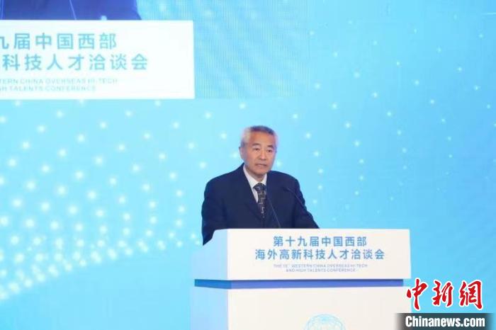全國政協(xié)副主席、九三學(xué)社中央常務(wù)副主席邵鴻出席論壇并致辭?！∷拇ㄊ∥y(tǒng)戰(zhàn)部供圖