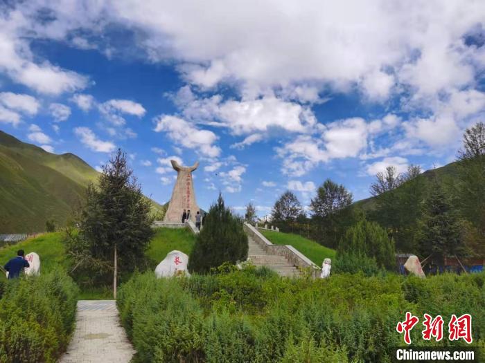 圖為三江源自然保護區(qū)紀念碑?！∏嗪Ｊ∥幕吐糜螐d供圖