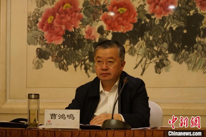 圖為全國(guó)人大常委會(huì)委員、全國(guó)人大華僑委員會(huì)副主任委員、致公黨中央副主席曹鴻鳴講話?！∨擞隄?攝