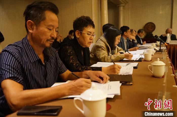 圖為座談會(huì)現(xiàn)場(chǎng)?！∨擞隄?攝