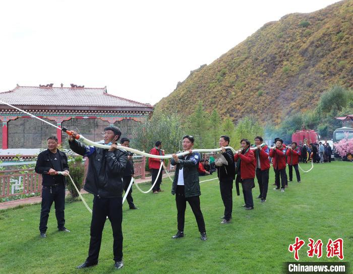 圖為護林員體驗架設(shè)水泵?！〔际猩窒乐ш?供圖