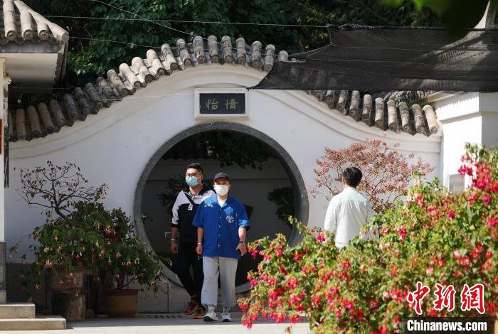 圖為市民在西寧園林植物園內(nèi)觀花賞景?！●R銘言 攝