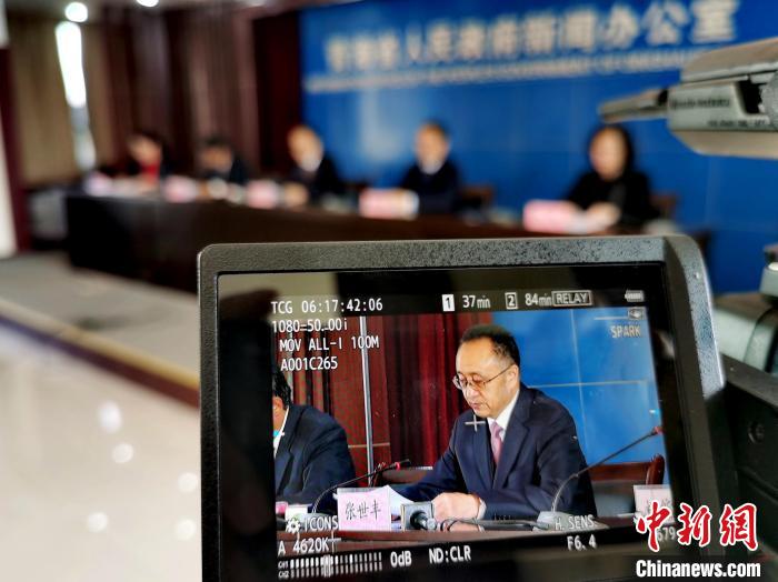 圖為青海省水利廳廳長(zhǎng)張世豐參加新聞發(fā)布會(huì)?！?zhí)砀?攝