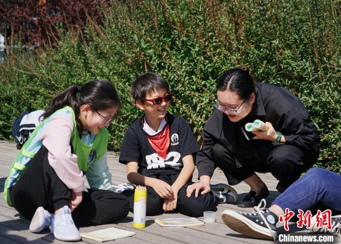 圖為小朋友在青海西寧湟水國家濕地公園內(nèi)認(rèn)識植物并進(jìn)行繪畫。　馬銘言 攝
