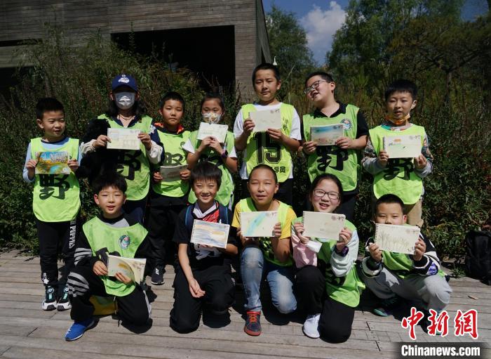 圖為小朋友展示學(xué)習(xí)成果?！●R銘言 攝