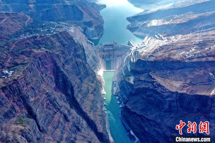 圖為白鶴灘水電站大壩全景圖?！∷娝木止﹫D
