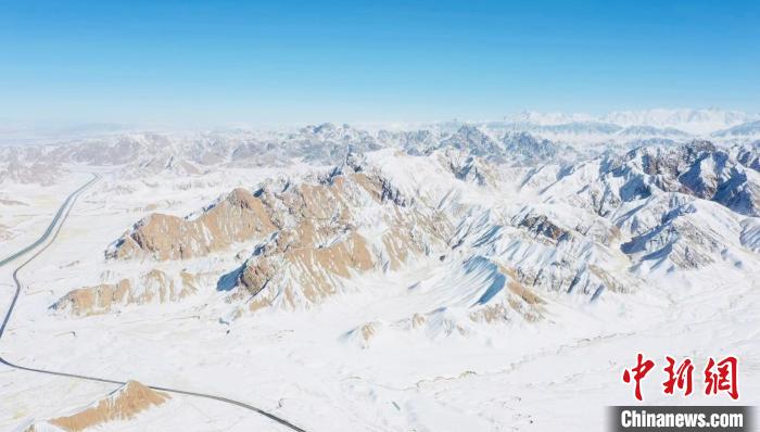 圖為無人機(jī)航拍高原雪景?！《继m縣融媒體中心供圖