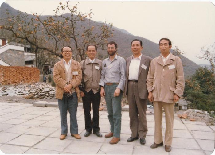 1987年早期脊椎動(dòng)物國際研討會在中國舉行，劉玉海先生(右一)與中外同行專家合影?！avin Young(澳大利亞) 供圖