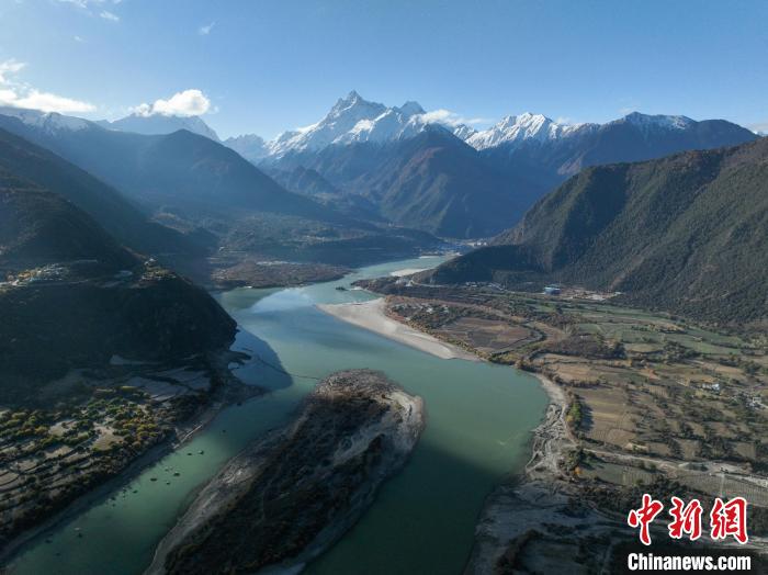 西藏林芝雅魯藏布大峽谷的雪山風(fēng)光?！《拘?攝