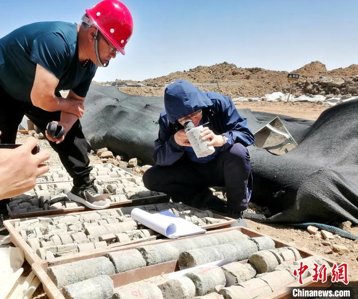 圖為地質(zhì)專家觀察含鹽地層。(資料圖) 柴綜院 供圖