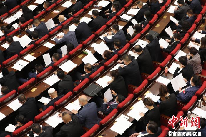 圖為會議現(xiàn)場，參會代表正在聽取政府工作報告?！∑钤鲚?攝