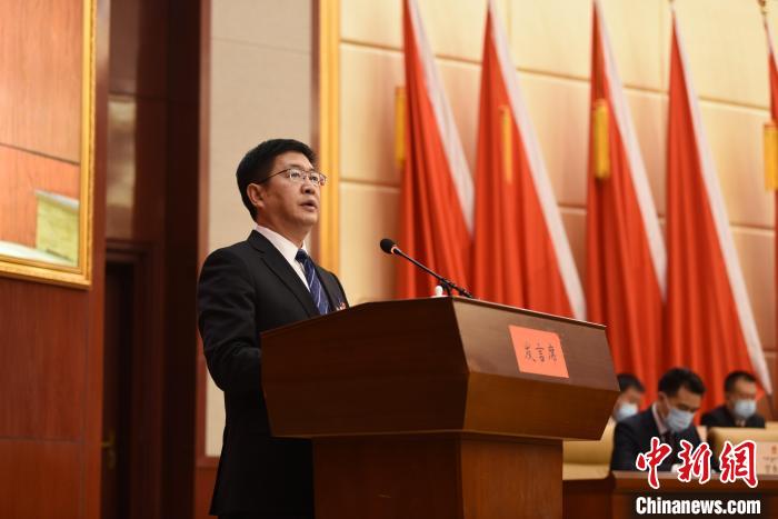 圖為青海省果洛州人民政府州長葉萬彬作政府工作報告?！　《嘟馨盒?攝