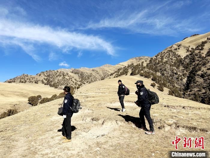 圖為生態(tài)管護(hù)人員開展巡護(hù)?！《“瓦_(dá)杰 攝