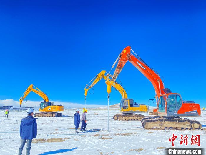 圖為雪中施工。資料圖 姜佳保供圖