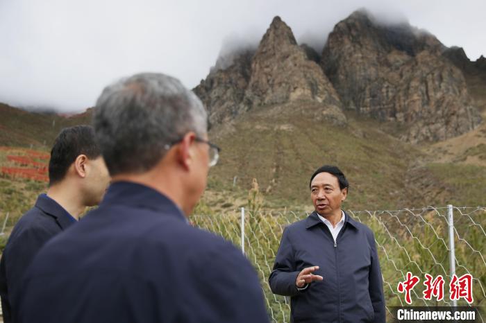 圖為西藏自治區(qū)人大常委會(huì)副主任、拉薩南北山綠化指揮部副總指揮江白(右)?！∝暣_ 攝