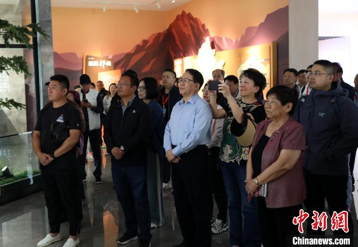 圖為臺(tái)商參訪祁連山國(guó)家公園生態(tài)科普館?！⊙Φ?攝