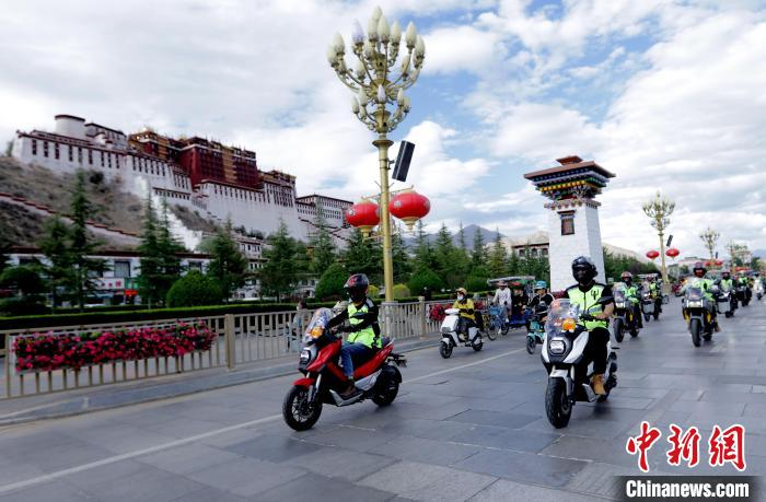 圖為2023年極地G219集結(jié)賽暨金卡納場(chǎng)地賽選手途經(jīng)拉薩布達(dá)拉宮?！∮文恋厍蚬﹫D