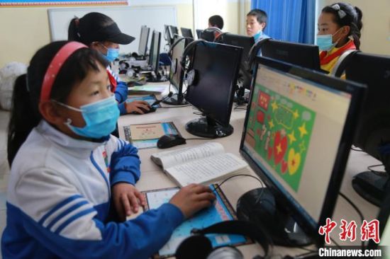 圖為鄉(xiāng)村學(xué)校少年宮的孩子們正在上電腦課?！〔抛尡尽z