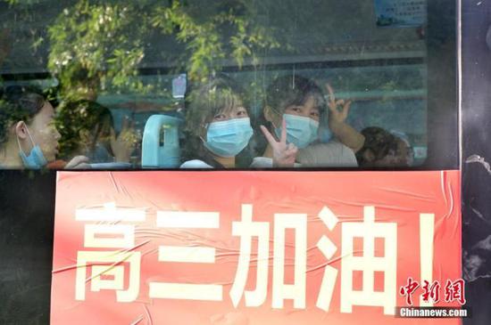 資料圖：2020年7月，廣西南寧沛鴻民族中學(xué)內(nèi)，高三學(xué)生乘坐高考專(zhuān)車(chē)前往考點(diǎn)。 中新社記者 俞靖 攝