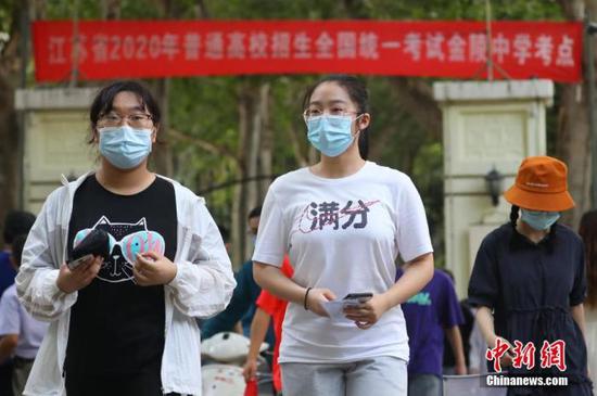 資料圖：2020年7月6日，江蘇南京一處考點(diǎn)，高考考生看完考場(chǎng)后走出考點(diǎn)。 中新社記者 泱波 攝